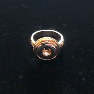 Rose gold tone ring for 12mm snap buttons. Fits size 8 finger. Comes with 1 snap